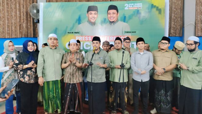 
					KONFERENSI PERS: Gus Haris dan Ra Fahmi (tengah) saat menggelar konferensi pers menyikapi hasil quick count Pilkada Kab. Probolinggo. (foto: Ali Ya'lu)
