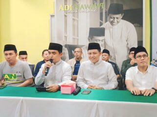 UNGGUL: Adi-Nawawi dan Tim Pemenangannya gelar jumpa pers untuk menyampaikan keunggulan perolehan suara sementara. (foto: Moh. Rois).