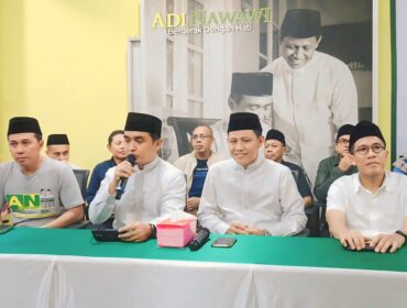 UNGGUL: Adi-Nawawi dan Tim Pemenangannya gelar jumpa pers untuk menyampaikan keunggulan perolehan suara sementara. (foto: Moh. Rois).