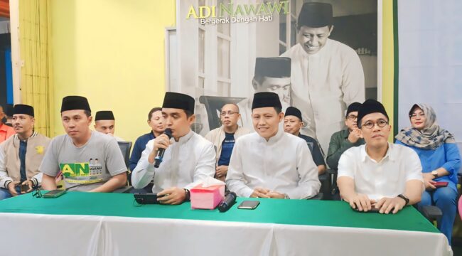 UNGGUL: Adi-Nawawi dan Tim Pemenangannya gelar jumpa pers untuk menyampaikan keunggulan perolehan suara sementara. (foto: Moh. Rois).