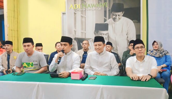 
					UNGGUL: Adi-Nawawi dan Tim Pemenangannya gelar jumpa pers untuk menyampaikan keunggulan perolehan suara sementara. (foto: Moh. Rois).