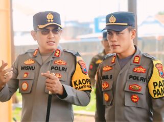 Kapolres Probolinggo, AKBP Wisnu Wardana (memegang tongkat komando) saat berdiskusi dengan jajarannya. (foto: Bag. Humas Polres Probolinggo)