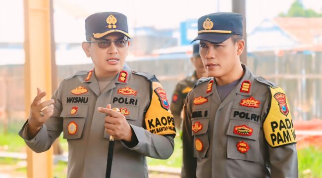 Kapolres Probolinggo, AKBP Wisnu Wardana (memegang tongkat komando) saat berdiskusi dengan jajarannya. (foto: Bag. Humas Polres Probolinggo)