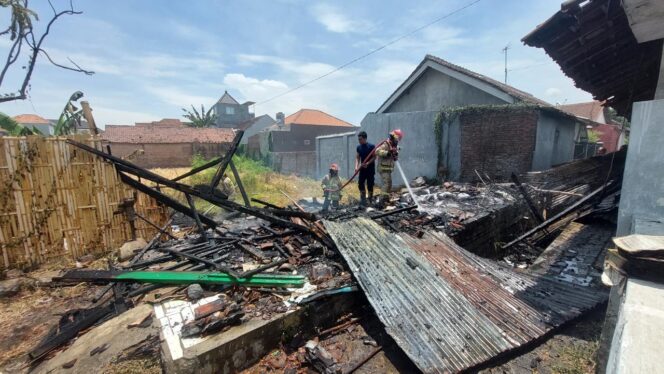 
					PEMADAMAN: Petugas Damkar Kota Probolinggo melakukan pemadaman rumah kontrakan yang terbakar. (foto: Hafiz Rozani).
