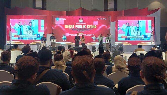 
					ADU GAGASAN: Suasana debat publik kedua pasangan calon (paslon) pilkada Kabupaten Probolinggo, digelar Sabtu (02/11/24) malam. (foto: Moh. Rochim).