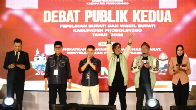 
					DEBAT: Kedua pasangan calon foto bersama usai mengikuti debat publik putaran kedua paslon Pilkada Kabupaten Probolinggo di Surabaya. (foto: Moch. Rochim)
