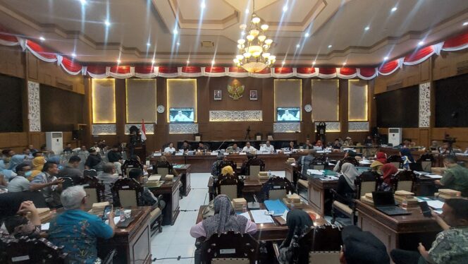 
					PARIPURNA: Suasana Rapat Pansus PPPK di gedung DPRD Kota Probolinggo. (foto: Hafiz Rozani)
