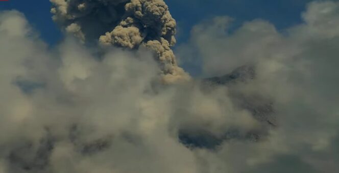 
					Gunung Semeru erupsi dengan menyemburkan kolom abu. 