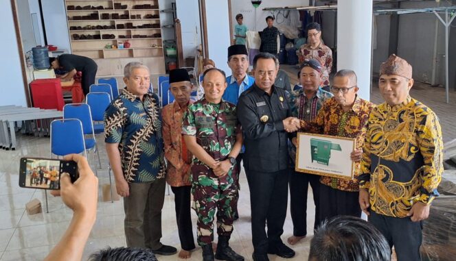 
					SEJAHTERA: Kepala DKUPP Kabupaten Probolinggo, Taupik Alami (batik kuning) mendampingi Pj Bupati Probolinggo H. Ugas Irwanto dalam penyerahan alat bantu produksi bagi pelaku industri (istimewa).
