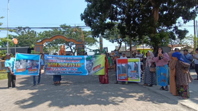 
					PROTES: Warga membawa spanduk saat demo di depan kantor Desa Dungun, Kecamatan Tongas, Kab. Probolinggo. (fofo: Hafiz Rozani)
