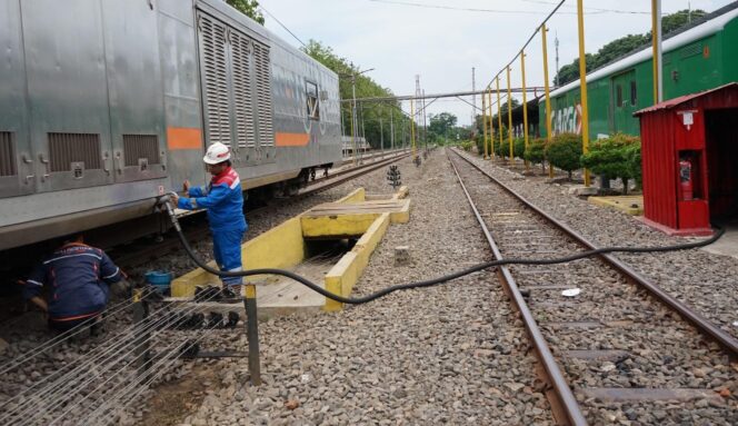 
					EFISIENSI: Petugas mengisi BBM ke lokomotif dan kereta pembangkit. (foto: Istimewa)
