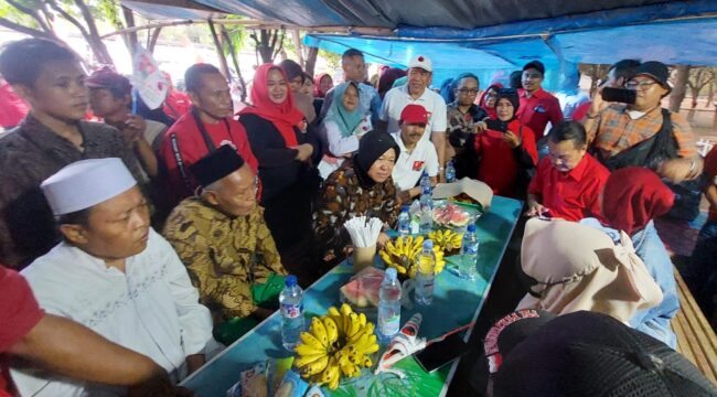 KAMPANYE: Cagub Jatim Tri Rismaharisi saat berdialog dengan karyawan pabrik dan pelaku UMKM di Kota Probolinggo. (foto: Hafiz Rozani).
