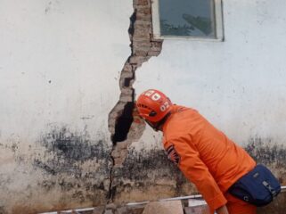 Rumah yang retak di Desa Salak, Kecamatan Randuagung.