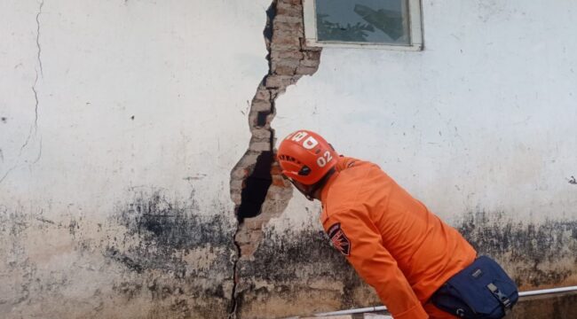 Rumah yang retak di Desa Salak, Kecamatan Randuagung.