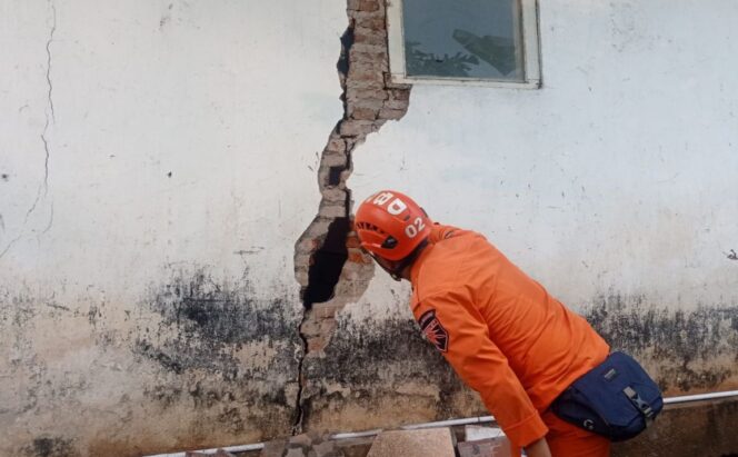 
					Rumah yang retak di Desa Salak, Kecamatan Randuagung.