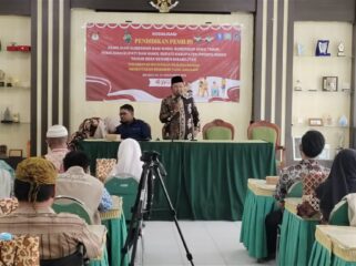 Ketua KPU Kabupaten Probolinggo, saat memberikan materi dalam sosialisasi bagi kaum disabilitas.