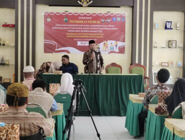 Ketua KPU Kabupaten Probolinggo, saat memberikan materi dalam sosialisasi bagi kaum disabilitas.