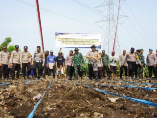 Kapolres Probolinggo Kota, AKBP Oki Ahadian Purwono beserta jajaran menanam jagung (Foto: Istimewa)
