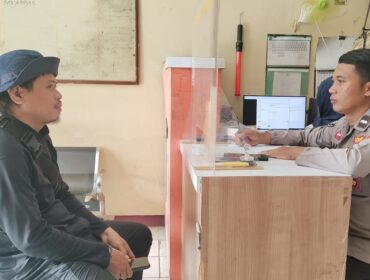 Fahrul Islam saat membuat laporan terkait pembegalan terhadap dirinya di Mapolsek Krejengan.
