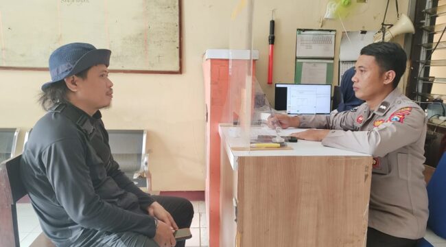 Fahrul Islam saat membuat laporan terkait pembegalan terhadap dirinya di Mapolsek Krejengan.
