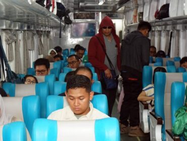 Suasana penumpang di dalam kereta api.
