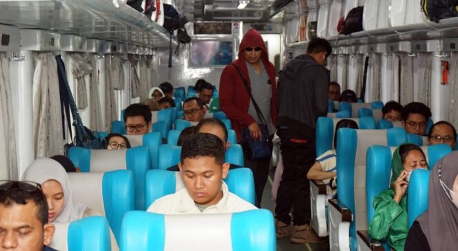 
					Suasana penumpang di dalam kereta api.
