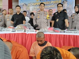 YAN (tengah plontos) saat dihadirkan dalam konferensi pers Polres Probolinggo.
