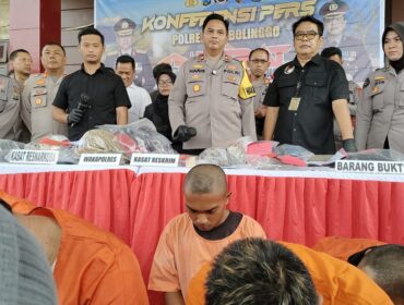 YAN (tengah plontos) saat dihadirkan dalam konferensi pers Polres Probolinggo.
