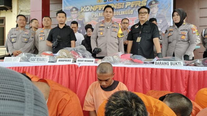 
					YAN (tengah plontos) saat dihadirkan dalam konferensi pers Polres Probolinggo.
