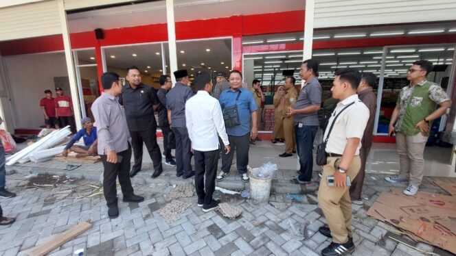 
					Komisi 3 DPRD Kota Probolinggo bersama Dinas PUPR PKP, DPMPTSM, dan Satpol PP saat sidak di swalayan di Jalan Basuki Rahmad.
