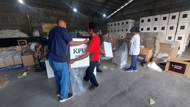 
					Proses setting dan packing logistik Pilkada 2024 di gudang KPU Kota Probolinggo.
