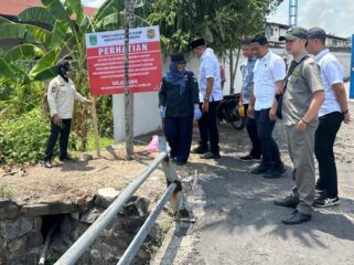 DLH Kabupaten Pasuruan menutup saluran limbah dua perusahaan.