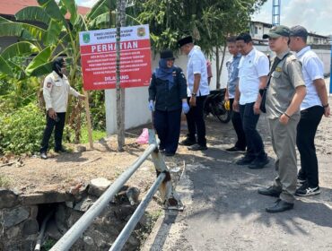 DLH Kabupaten Pasuruan menutup saluran limbah dua perusahaan.