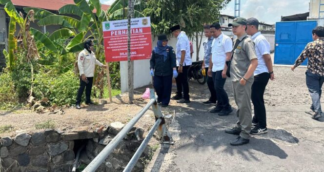 
					DLH Kabupaten Pasuruan menutup saluran limbah dua perusahaan.