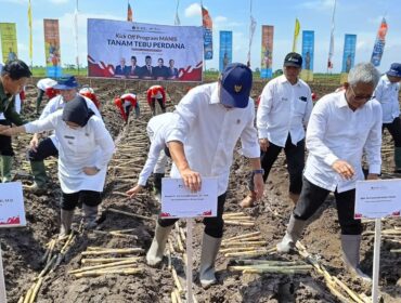 Sejumlah kementerian menggelar Kick off Program Manis menuju Swasembada Gula Nasional di areal perkebunan tebu PG Djatiroto - Lumajang.