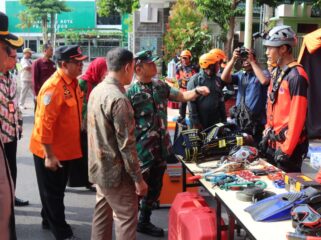 Pengecekan peralatan BPBD Kota Probolinggo oleh Pj. Walikota M. Taufik Kurniawan, Kalaksa BPBD Kota Probolinggo, Sugito Prasetyo dan Forkopimda Kota Probolinggo.
