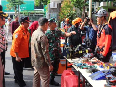 Pengecekan peralatan BPBD Kota Probolinggo oleh Pj. Walikota M. Taufik Kurniawan, Kalaksa BPBD Kota Probolinggo, Sugito Prasetyo dan Forkopimda Kota Probolinggo.
