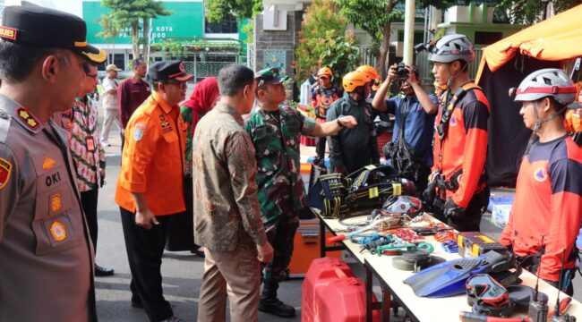 Pengecekan peralatan BPBD Kota Probolinggo oleh Pj. Walikota M. Taufik Kurniawan, Kalaksa BPBD Kota Probolinggo, Sugito Prasetyo dan Forkopimda Kota Probolinggo.
