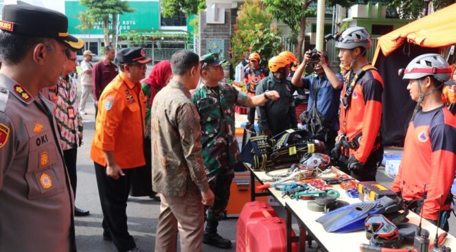 
					Pengecekan peralatan BPBD Kota Probolinggo oleh Pj. Walikota M. Taufik Kurniawan, Kalaksa BPBD Kota Probolinggo, Sugito Prasetyo dan Forkopimda Kota Probolinggo.
