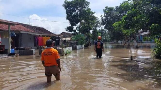 
					Banjir di Desa Rowokangkung Lumajang.