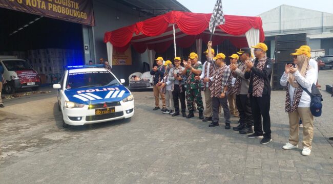 DISTRIBUSI: Pelepasan logistik bilik suara oleh KPU, Bawaslu dan Forkopimda Kota Probolinggo di gudang KPU setempat. (foto: Hafiz Rozani).
