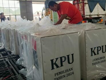 SIBUK: Persiapan pendistribusian logistik Pilkada Serentak 2024 di Kabupaten Probolinggo. (foto: Ali Ya’lu).
