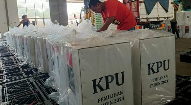 SIBUK: Persiapan pendistribusian logistik Pilkada Serentak 2024 di Kabupaten Probolinggo. (foto: Ali Ya’lu).
