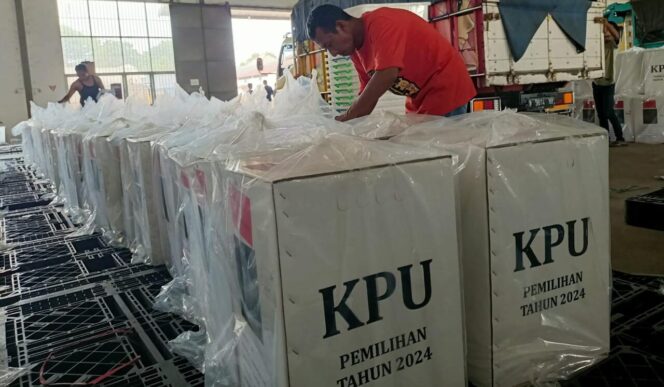 
					SIBUK: Persiapan pendistribusian logistik Pilkada Serentak 2024 di Kabupaten Probolinggo. (foto: Ali Ya’lu).
