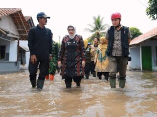 TINJAU: Pj. Bupati Lumajang, Indah Wahyuni, saat mengecek bencana banjir di wilayah Dusun Banter, Desa Rowokangkung. (foto: Istimewa).