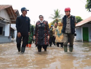 TINJAU: Pj. Bupati Lumajang, Indah Wahyuni, saat mengecek bencana banjir di wilayah Dusun Banter, Desa Rowokangkung. (foto: Istimewa).