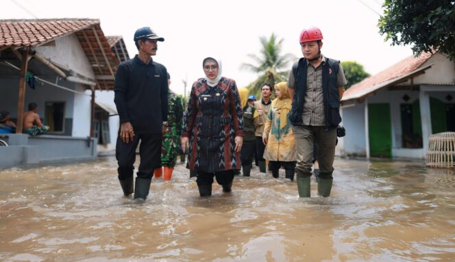 
					TINJAU: Pj. Bupati Lumajang, Indah Wahyuni, saat mengecek bencana banjir di wilayah Dusun Banter, Desa Rowokangkung. (foto: Istimewa).