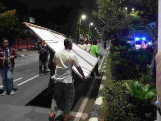 KERJA KERAS: Tim Bawaslu Kabupaten Lumajang dibantu petugas terkait lainnya saat melakukan pembersihan APK paslon. (foto: Asmadi)