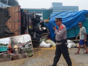 ADU BANTENG: Dua truk yang terlibat kecelakaan di Jl. Profesor Hamka. Insert: Truk terbakar pasca tabrakan. (foto: Hafiz Rozani).
