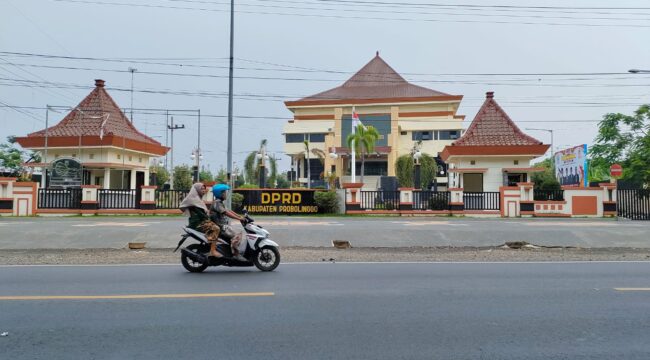 Kantor DPRD Kabupaten Probolinggo di Jl. Panglima Sudirman, Desa Rondokuning, Kota Kraksaan. (foto: dok).